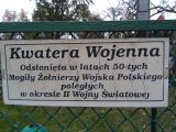 „Szkoła pamięta” – uczennice klasy 7e na grobach zasłużonych dla Legionowa., 