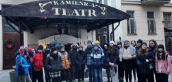 Wycieczka kl. VI b i VI e do Teatru Kamienica na sztukę „Ania z Zielonego Wzgórza”, 