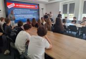 Uczniowie klasy 8b na warsztatach edukacyjnych w Centrum Szkolenia Policji, 