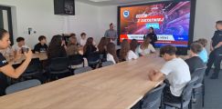 Uczniowie klasy 8b na warsztatach edukacyjnych w Centrum Szkolenia Policji, 